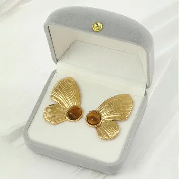 Уникални дамски обеци-карамфил с окачване-пеперуда 